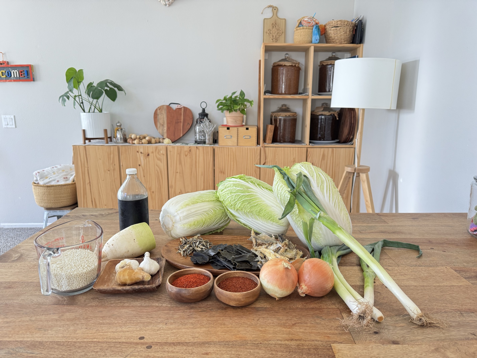 白菜や大根、唐辛子など、キムチの材料を台の上に並べたところ