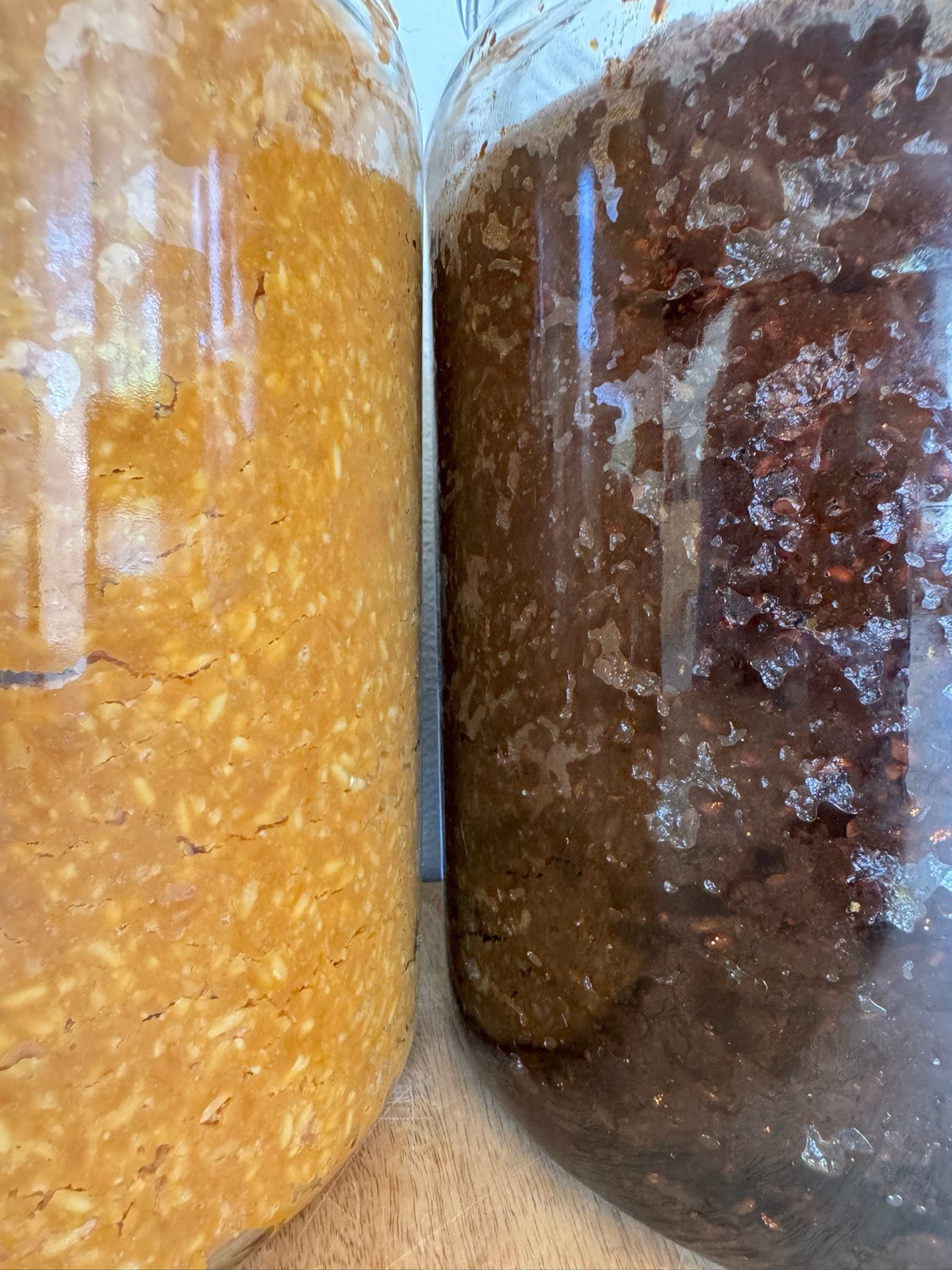 ガラスの瓶の中で寝かせている味噌