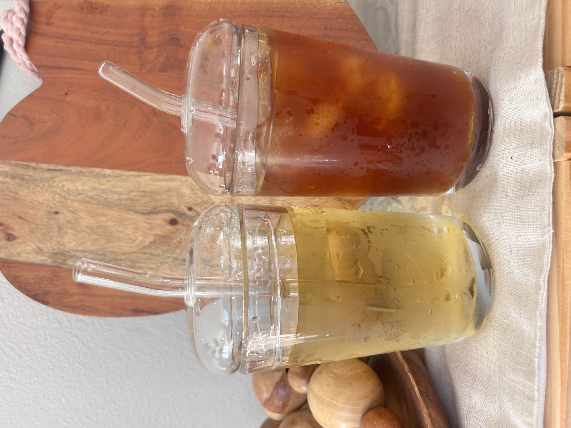 アイスのそば茶。薄い色と濃い色、ガラスのストローのグラス2つ